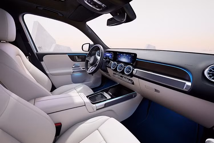 Nhờ cải thiện khí động học và sử dụng lốp cản lăn thấp, EQB 250+ FL đạt quãng đường di chuyển 468 – 537 km theo tiêu chuẩn WLTP. Xe vận hành mượt mà với nhiều công nghệ hỗ trợ lái hiện đại, bao gồm hệ thống hỗ trợ phanh phòng ngừa va chạm (Active Brake Assist) và cảnh báo điểm mù. Đây là những nâng cấp quan trọng giúp cải thiện tính an toàn so với phiên bản trước.