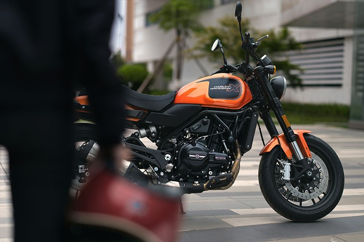 Xe trang bị phuộc trước hành trình ngược (USD), giảm xóc sau monoshock có thể điều chỉnh tải trước, cùng hệ thống phanh đĩa và ABS tiêu chuẩn. Thiết kế lấy cảm hứng từ dòng XR huyền thoại, mang đậm chất tracker cổ điển.