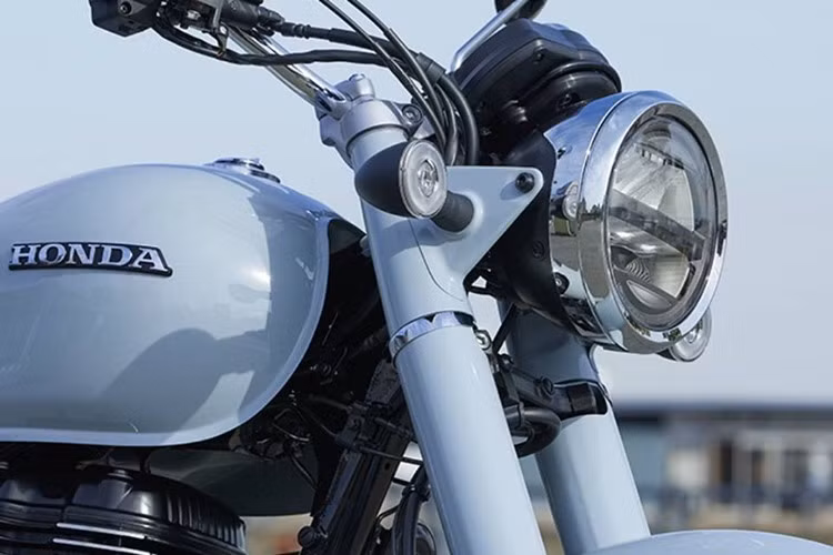 B350C được phát triển dựa trên ý tưởng "Xe máy Cổ điển Tiêu chuẩn", với thiết kế thấp, rộng tạo nên diện mạo ấn tượng và mạnh mẽ. Thân xe cùng hầu hết các chi tiết như chắn bùn trước sau bằng thép dày.