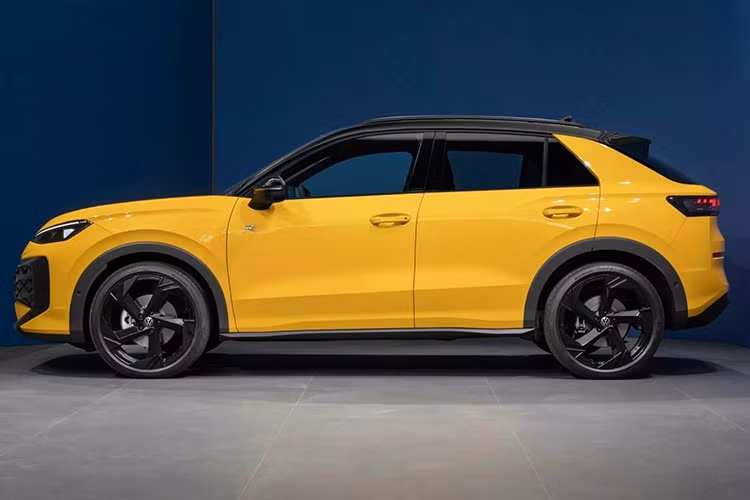 Về tổng thể kiểu dáng, Volkswagen T-Roc 2025 mới vẫn dựa trên "form" tổng thể của đời cũ nhưng được cập nhật hiện đại hơn. Phần đầu xe lấy cảm hứng từ dòng xe điện của VW , thay thế lưới tản nhiệt truyền thống bằng với thanh LED toàn chiều rộng và logo phát sáng. Các hốc gió cản thể thao và tấm ốp bảo vệ gầm tinh tế hoàn thiện thiết kế phần đầu.