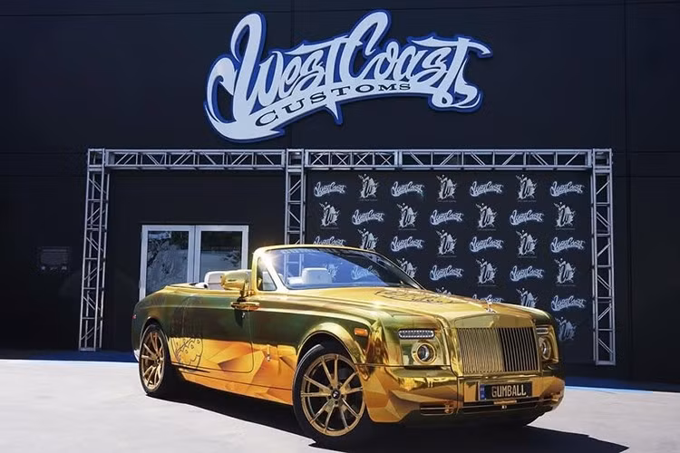 Rolls-Royce đã rời khỏi cuộc chơi xe mui trần khi chiếc Dawn cuối cùng lăn bánh khỏi dây chuyền sản xuất vào năm 2023. Đó cũng là lúc người anh em mui cố định của nó, Wraith, chính thức bị khai tử, để lại chiếc Spectre chạy bằng pin tiếp tục cho hành trình xe siêu sang 2 cửa.