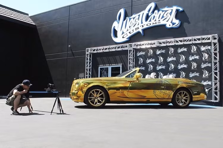 Việc dán mạ vàng full xe cho chúng ta biết lý do tại sao chiếc Rolls-Royce Dawn lại sáng bóng đến vậy. Gumball 3000 năm nay sẽ bắt đầu vào tháng 9 tại Istanbul, Thổ Nhĩ Kỳ, và kết thúc tại Ibiza, Tây Ban Nha.