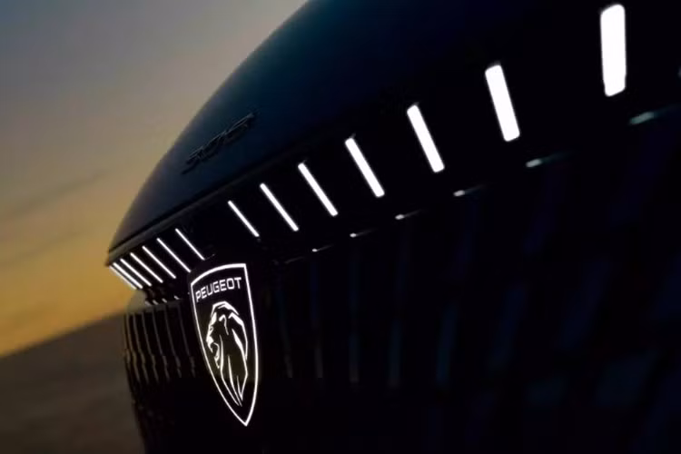 Thay vào đó là cụm đèn tách rời, bao gồm dải LED định vị ban ngày dạng móng vuốt nằm phía trên và đèn pha chính đặt trong hốc ở cản trước màu đen bóng. Bản tiêu chuẩn Allure dùng đèn LED toàn phần trong khi bản GT và GT Premium được trang bị công nghệ Matrix LED với đèn xi-nhan chiếu sáng tuần tự.