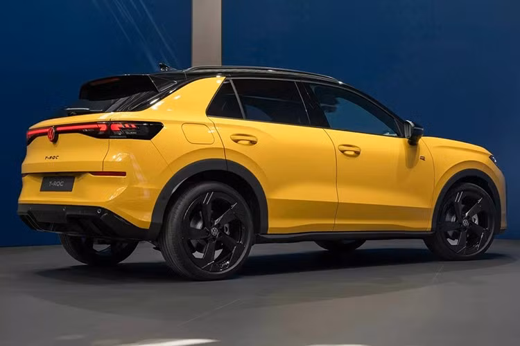 Thân xe vẫn dễ nhận biết với đường gân "gậy khúc côn cầu" đặc trưng chạy dài đến cột C khỏe khoắn, tuy nhiên các bề mặt gọn gàng hơn và hốc bánh được tạo hình mang lại diện mạo tươi mới hơn. Người mua giờ đây có thể tùy chọn mâm xe lên đến 20 inch, trong khi kính chắn gió sau dốc và đèn hậu LED rộng mang đến cảm giác coupe.