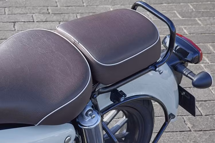 Các chi tiết ốp phuộc trước, bình xăng thiết kế riêng, yên xe hai phần dài hơn khoảng 5 cm, ống xả phẳng nằm ngang đều được tinh chỉnh lại toàn diện để tạo nét riêng cho phiên bản này.