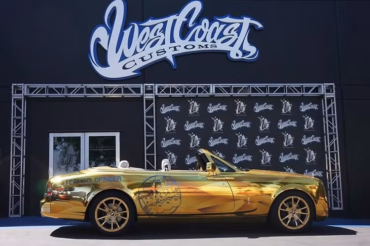 Tuy nhiên, đối với hai mẫu xe không còn tồn tại, Wraith và Dawn vẫn liên tục được đưa vào các garage độ xe khác nhau. Bộ đôi này đã được độ lại nhiều lần trong vài năm qua, và một trong những phiên bản mui trần mới nhất đến từ West Coast Customs.