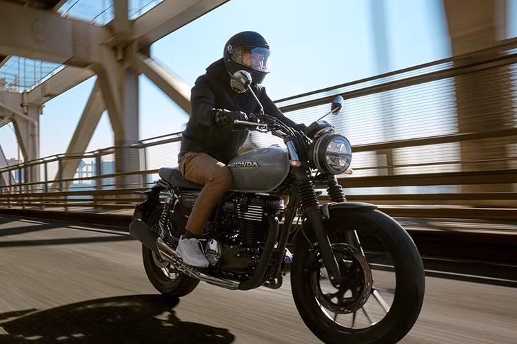 Một số thông số đáng chú ý khác của xe gồm phanh đĩa trước sau, trọng lượng 186 kg, chiều cao yên 800 mm, bình xăng 15 lít, mức tiêu thụ nhiên liệu 38,6 km/lít theo tiêu chuẩn WMTC, lốp trước 100/90-19 và lốp sau 130/70-18.