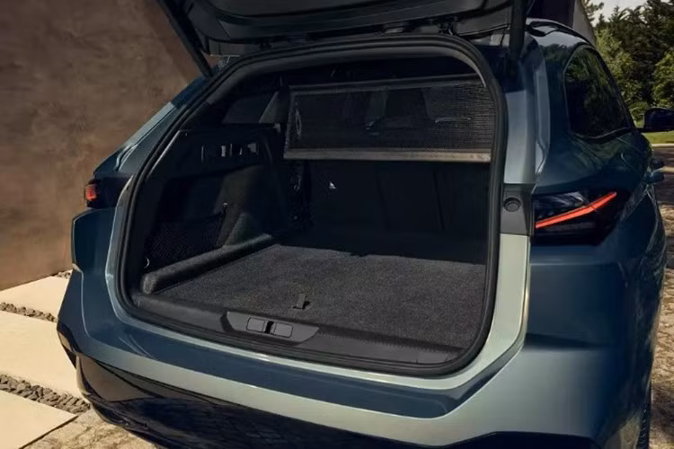 Dù thị trường đang rời xa động cơ diesel nhưng tập đoàn mẹ Stellantis của Peugeot vẫn giữ lại tùy chọn máy dầu 1.5 BlueHDi 4 xi-lanh, tăng áp, tạo ra công suất tối đa 129 mã lực, và hộp số tự động 8 cấp trên 308 mới.