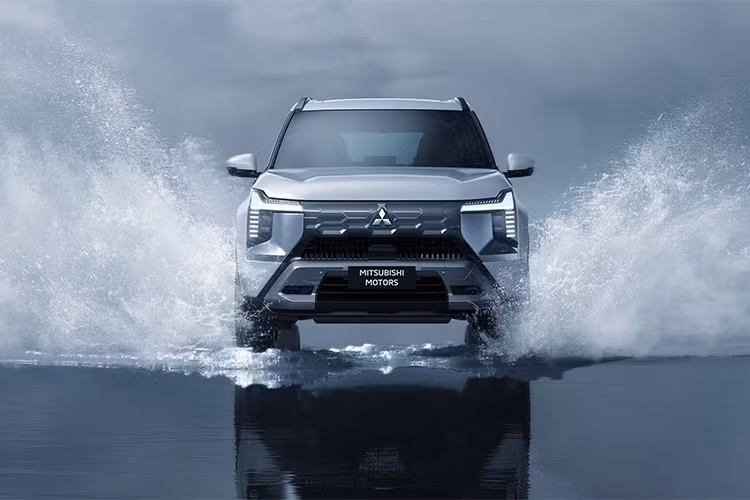 Được biết, sau khi Chủ tịch kiêm CEO Mitsubishi Motors, ông Takao Kato, cam kết đầu tư 7 tỷ peso vào Philippines trong vòng 5 năm. Nếu không phải Destinator, khả năng Xpander sẽ là mẫu xe được lắp ráp trong nước, bên cạnh Mirage G4 và L300.