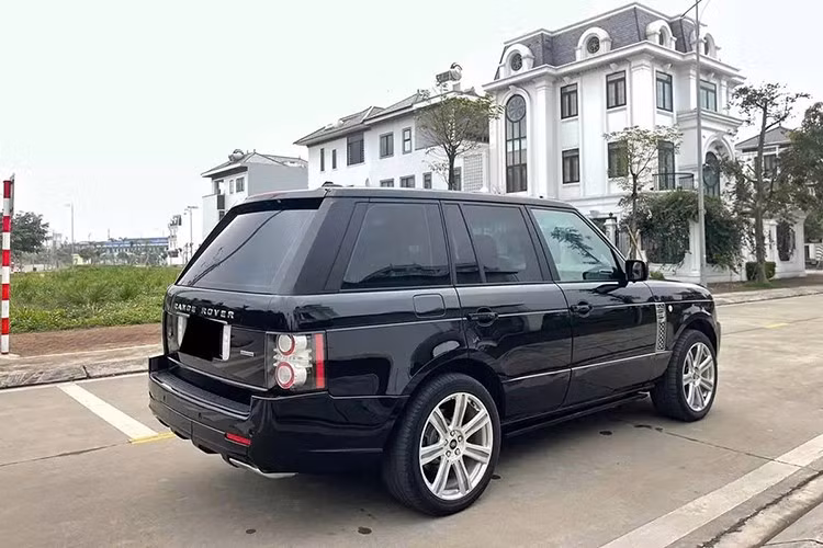 Đối với dòng xe Range Rover HSE, ưu điểm nổi bật là ngoại hình sang trọng, nội thất tiện nghi, khả năng vận hành mạnh mẽ, cách âm tốt, có khả năng mang lại trải nghiệm lái và khả năng off-road vượt trội nhờ tích hợp hệ thống treo khí nén và công nghệ Terrain Response 2.