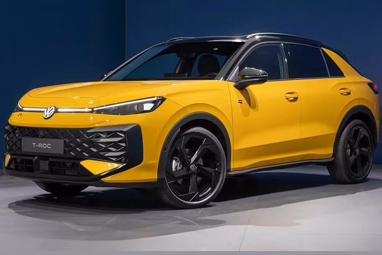 Sau 8 năm kể từ sau khi Volkswagen T-Roc thế hệ đầu tiên được ra mắt, đời thứ 2 đã chính thức ra mắt với thân xe lớn hơn, kiểu dáng sắc sảo hơn và nội thất được thiết kế lại hoàn toàn. Mẫu xe này cũng tiên phong sử dụng hệ thống hybrid full mới trong toàn bộ tập đoàn Volkswagen, cùng các tùy chọn hybrid nhẹ được cập nhật.