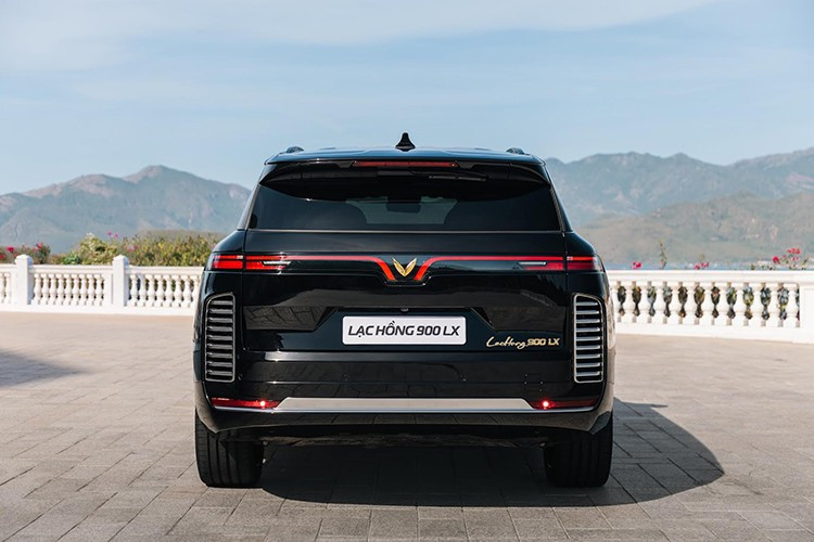 Lô xe Lạc Hồng 900 LX xuất xưởng đầu tiên được VinFast bàn giao cho Bộ Ngoại giao gồm 2 xe Chống đạn và 10 xe Tiêu chuẩn. Việc được Bộ Ngoại giao tin tưởng lựa chọn cho nhiệm vụ đặc biệt tại Đại lễ kỷ niệm 80 năm ngày Quốc khánh là sự ghi nhận cao nhất đối với chất lượng, sự an toàn và đẳng cấp của Lạc Hồng 900 LX.