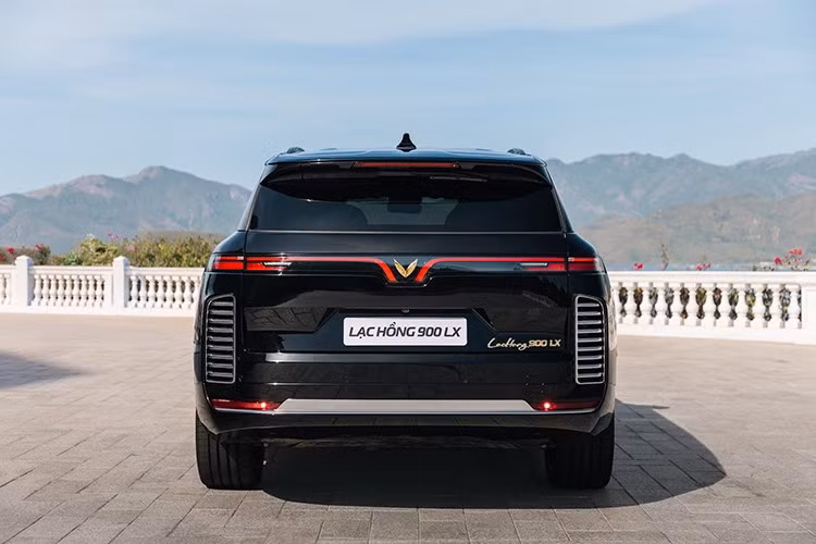 Lô xe Lạc Hồng 900 LX xuất xưởng đầu tiên được VinFast bàn giao cho Bộ Ngoại giao gồm 2 xe Chống đạn và 10 xe Tiêu chuẩn. Việc được Bộ Ngoại giao tin tưởng lựa chọn cho nhiệm vụ đặc biệt tại Đại lễ kỷ niệm 80 năm ngày Quốc khánh là sự ghi nhận cao nhất đối với chất lượng, sự an toàn và đẳng cấp của Lạc Hồng 900 LX.