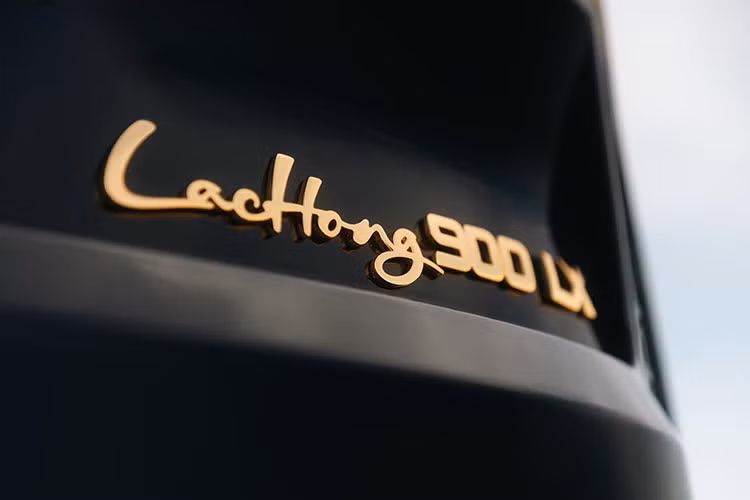 Các chi tiêt tạo điểm nhấn ở ngoại thất xe với logo mạ vàng biểu trưng cho cánh chim Lạc, mặt ca-lăng gợi nhắc hình ảnh Trống đồng Đông Sơn, các thanh nan xếp song song tượng trưng cho hàng tre Việt Nam…