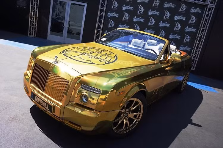 Rolls-Royce Dawn được biết đến là mẫu xe mui trần mới được hãng siêu sang Rolls-Royce giới thiệu tại triển lãm Frankfurt hồi tháng 9/2015.Roll-Royce Dawn có kích thước dài, rộng, cao lần lượt là 5.285 x 1.947 x 1.502 mm, chiều dài cơ sở 3.112 mm.