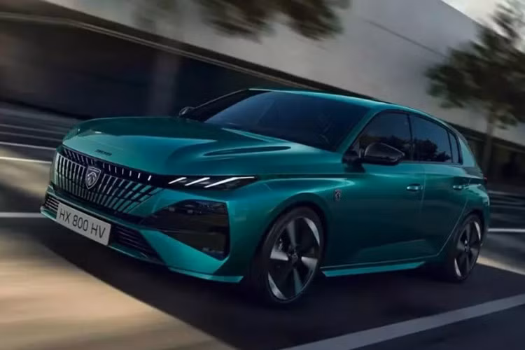 Thế hệ hiện tại của 308 đã lần đầu ra mắt vào năm 2021, đánh dấu bước tiến mới trong ngôn ngữ thiết kế của Peugeot. Sau 4 năm, bản nâng cấp giữa vòng đời đã thay đổi thiết kế phía trước, bỏ đi chi tiết “nanh vuốt” quen thuộc.﻿