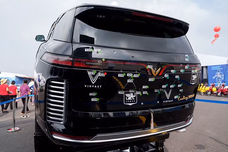 Mâm xe SUV Vinfast Lạc Hồng 900 LX bản chống đạn sử dụng loại 19 inch, kết hợp lốp run-flat có thể tiếp tục vận hành thêm 80–100 km ngay cả khi bị xịt.