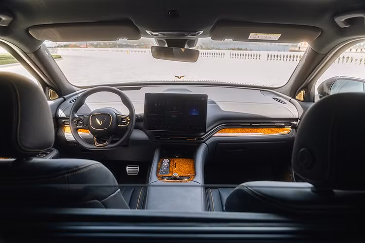 Đối tác phát triển phiên bản đặc biệt này, INKAS Armored, được thành lập tại Canada từ năm 2000, hiện có mặt tại hơn 78 quốc gia với danh mục sản phẩm gồm SUV, sedan và limousine bọc thép phục vụ chính phủ, doanh nghiệp và cá nhân.