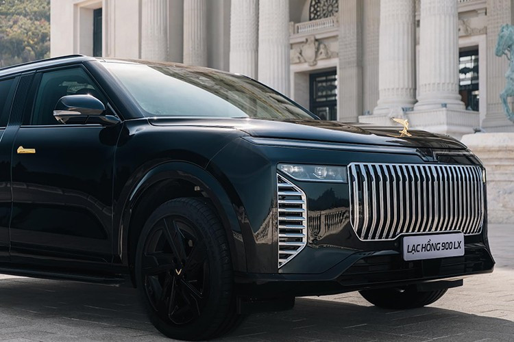 Ngoài những trang bị an toàn cao cấp cùng lốp run-flat có khả năng di chuyển 80-100 km kể từ khi lốp bị xịt, xe có thể được lắp thêm những thiết bị chuyên dụng như hệ thống oxy hỗ trợ cấp dưỡng khí, hệ thống cứu hỏa tích hợp, điện thoại vệ tinh, đèn cảnh báo, còi hú… tùy theo yêu cầu và mục đích sử dụng.