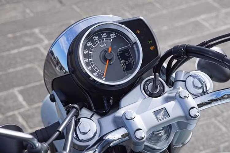 Thậm chí, những chi tiết nhỏ như ốp đèn pha, viền ốp, đồng hồ đo vòng tua và vị trí đèn hậu cũng có sự khác biệt rõ rệt so với phiên bản GB350 tiêu chuẩn.