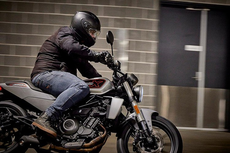 Với phiên bản 2025, X350 và X500 có các màu sắc mới như: xanh vũ trụ (thay thế cho màu bạc siêu thanh), cam năng động, trắng ngọc trai, và đen ấn tương.