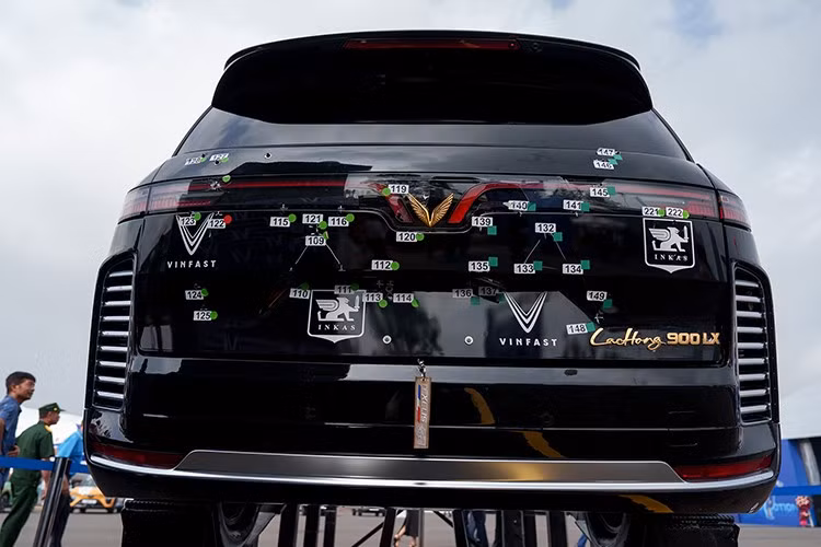 Hãng INKAS cũng sở hữu nhiều chứng nhận khắt khe như ISO 9001, ISO 14001, ISO 45001, TÜV và IABG, đồng thời từng sản xuất các mẫu xe chống đạn nổi tiếng như Toyota Land Cruiser hay Mercedes-Benz S-Class Guard đạt chuẩn VR7–VR9.