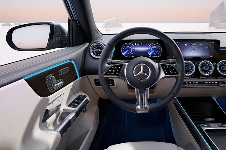 Khoang lái EQB 250+ FL mang đến trải nghiệm sang trọng với ốp trang trí họa tiết ngôi sao ba cánh tích hợp đèn LED ẩn, tạo hiệu ứng ánh sáng hiện đại. Phiên bản nâng cấp bổ sung thêm cổng kết nối USB Type-C cho cả hàng ghế trước và sau, đáp ứng nhu cầu kết nối đa phương tiện của khách hàng.