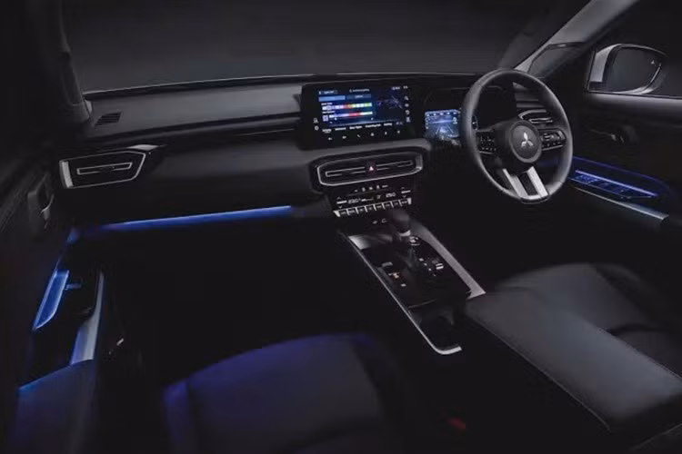 Destinator được Mitsubishi chính thức ra mắt tại Indonesia hồi tháng 7/2025. Đây là mẫu SUV 7 chỗ trang bị động cơ tăng áp, được sản xuất tại nhà máy Krama Yudha ở Tây Java – nơi hiện lắp ráp các mẫu Xpander, Xpander Cross và XForce.