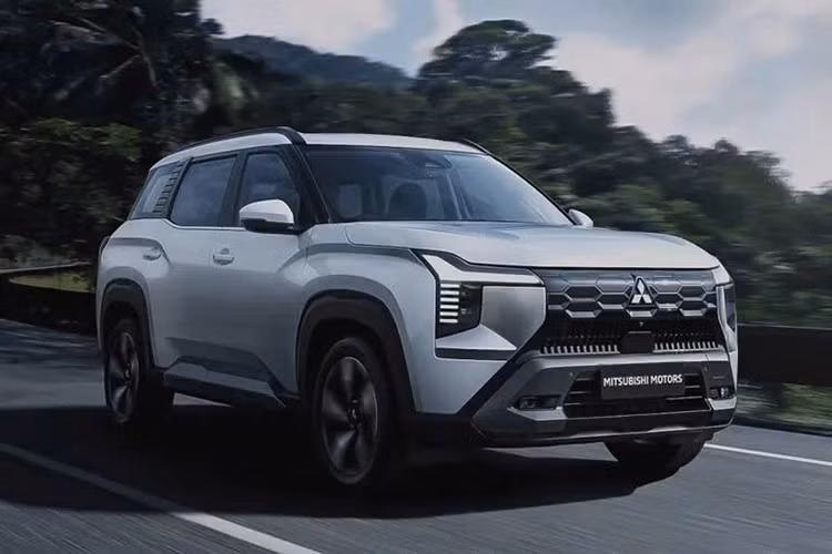 Mitsubishi Philippines (MMPC) vừa đăng tải đoạn teaser ngắn về mẫu crossover SUV Destinator, kèm thông điệp giới thiệu đây là chiếc xe “đưa gia đình bạn đến những hành trình đặc biệt và trải nghiệm đáng nhớ”.