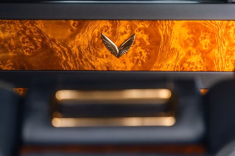 Bên cạnh các điểm nhấn hoàn mỹ, Lạc Hồng 900 LX sở hữu không gian xa xỉ và tiện nghi bậc nhất với hàng ghế nguyên thủ siêu rộng, bệ tỳ chân đẳng cấp, vách ngăn khoang lái bằng kính cách âm và rèm chỉnh điện, điện đàm hiện đại trao đổi giữa khoang trước và sau.