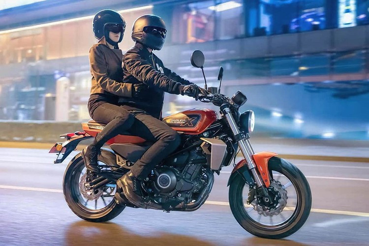 Cả hai mẫu xe đều gợi nhớ đến phong cách đặc trưng của những "người đàn anh" Harley-Davidson XR750 và XR1200 với thiết kế mạnh mẽ, bụi bặm, khác biệt so với những mẫu Harley truyền thống.