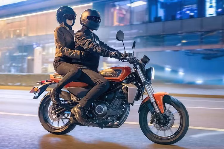 Cả hai mẫu xe đều gợi nhớ đến phong cách đặc trưng của những "người đàn anh" Harley-Davidson XR750 và XR1200 với thiết kế mạnh mẽ, bụi bặm, khác biệt so với những mẫu Harley truyền thống.