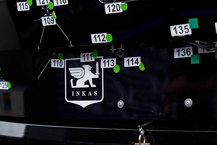 Lạc Hồng 900 LX còn được gia cố để chịu được sức công phá từ mìn và lựu đạn DM51 phát nổ dưới gầm hoặc trên nóc. Ngoài ra, người dùng có thể tùy chọn thêm hệ thống dưỡng khí, hệ thống chữa cháy, điện thoại vệ tinh, đèn cảnh báo và còi hú theo mục đích sử dụng.