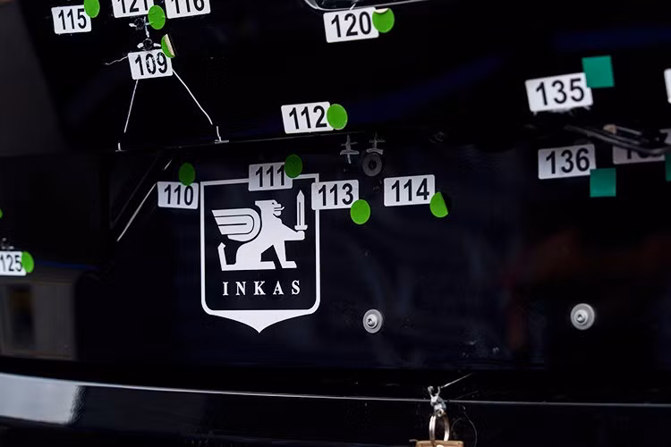 Lạc Hồng 900 LX còn được gia cố để chịu được sức công phá từ mìn và lựu đạn DM51 phát nổ dưới gầm hoặc trên nóc. Ngoài ra, người dùng có thể tùy chọn thêm hệ thống dưỡng khí, hệ thống chữa cháy, điện thoại vệ tinh, đèn cảnh báo và còi hú theo mục đích sử dụng.