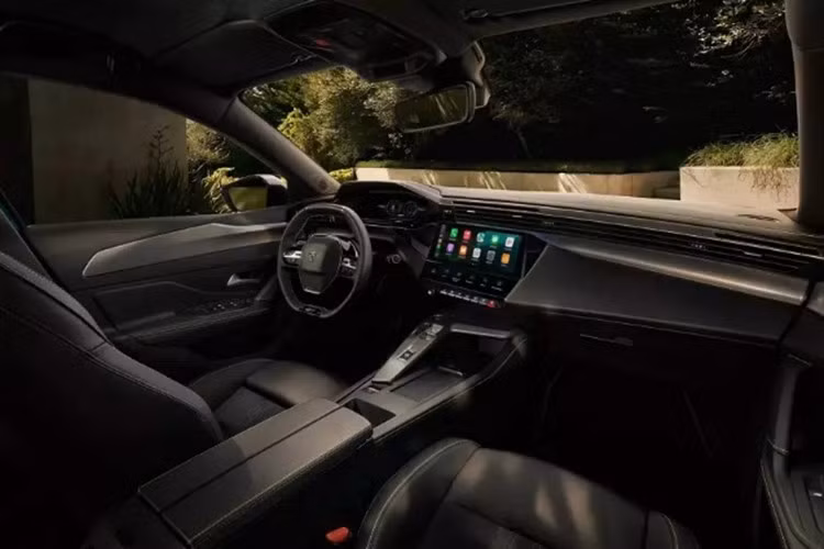 Bên trong xe, Peugeot 308 2026 không dùng buồng lái kỹ thuật số mới giống 3008 và 5008. Thay vào đó là bảng đồng hồ kỹ thuật số i-Cockpit riêng với màn hình 10 inch vẫn khá hiện đại và có đồ họa 3D mới. Bản GT và GT Premium được trang bị ghế bọc Alcantara thể thao hơn.