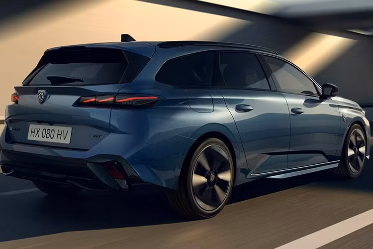 Cuối cùng là Peugeot E-308 2026 với mô-tơ điện đặt trước mạnh 154 mã lực và pin 58,4 kWh. Phiên bản thuần điện của 308 có thể đạt phạm vi di chuyển 452 km, tăng 37 km so với trước nhờ cải thiện hiệu suất pin và hệ truyền động.