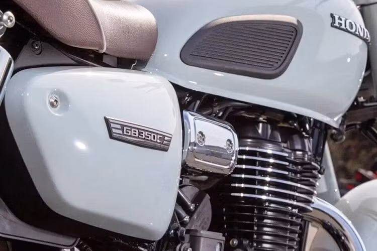 Về cảm giác lái, mẫu xe vẫn giữ nguyên hệ thống treo, bánh xe và phanh như GB350, giúp duy trì sự thân thiện với người dùng trong khi trọng lượng tăng nhẹ giúp xe ổn định và bền bỉ hơn.