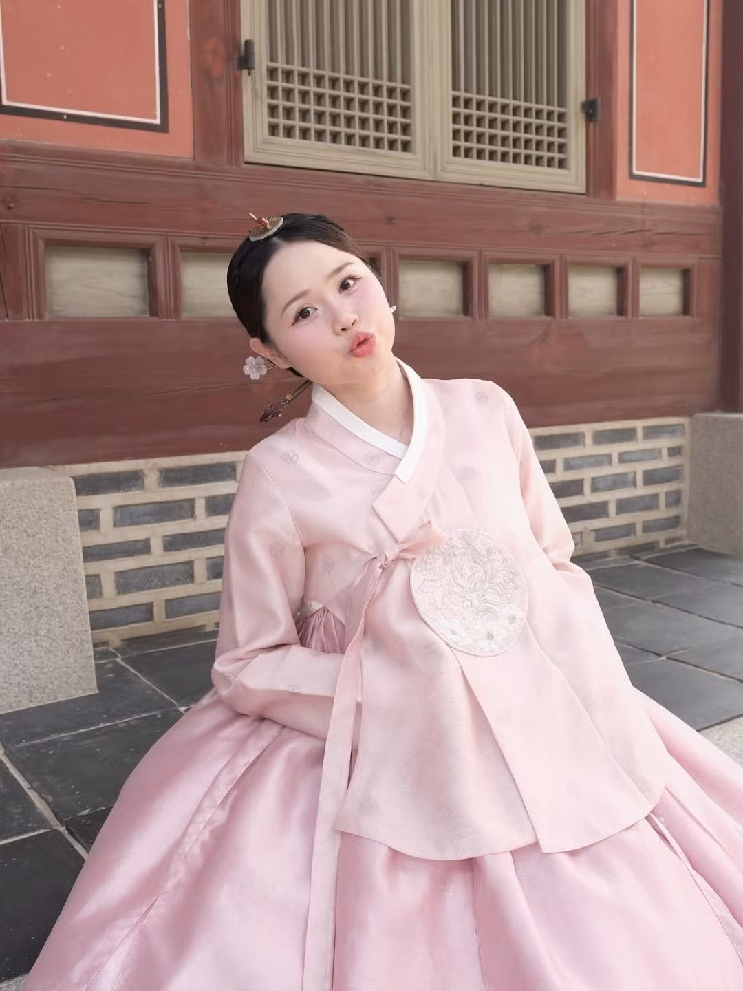 Tuy nhiên, mỗi lần xuất hiện, Huỳnh Anh vẫn chứng minh được sức hút riêng và sự thăng hạng nhan sắc đáng kể.