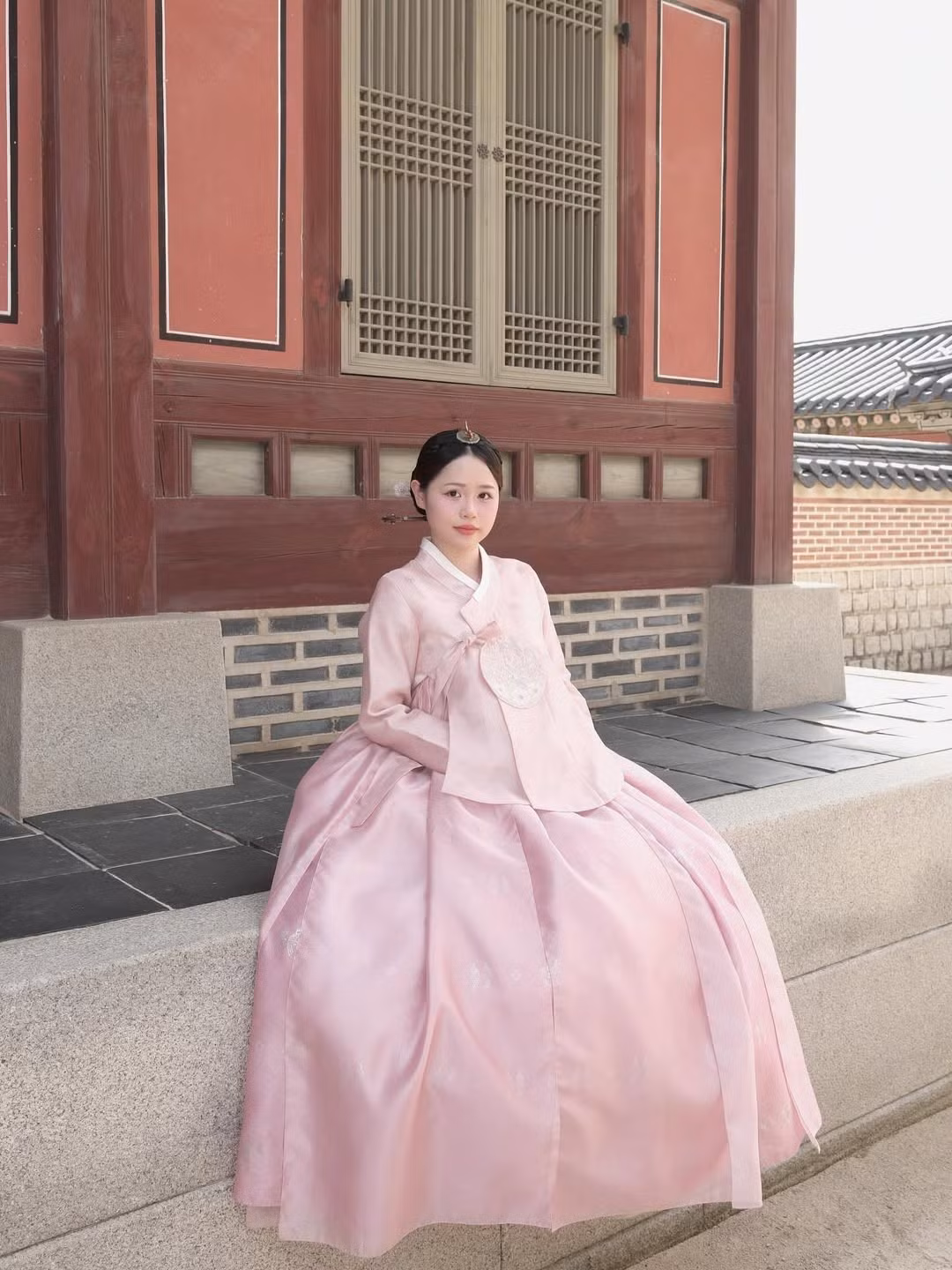 Thần thái của nàng hot girl gốc Nha Trang (Khánh Hòa) không chỉ thể hiện sự rạng rỡ, tự tin mà còn toát lên vẻ đẹp trong trẻo, mong manh.