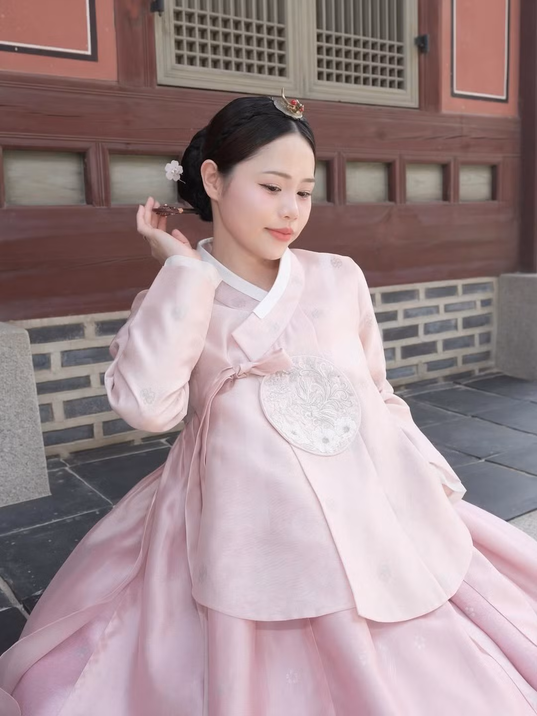 Vẻ đẹp thanh tú của Huỳnh Anh được tôn lên khi tạo dáng tại những địa danh nổi tiếng của xứ sở kim chi như Cung điện Gyeongbokgung.