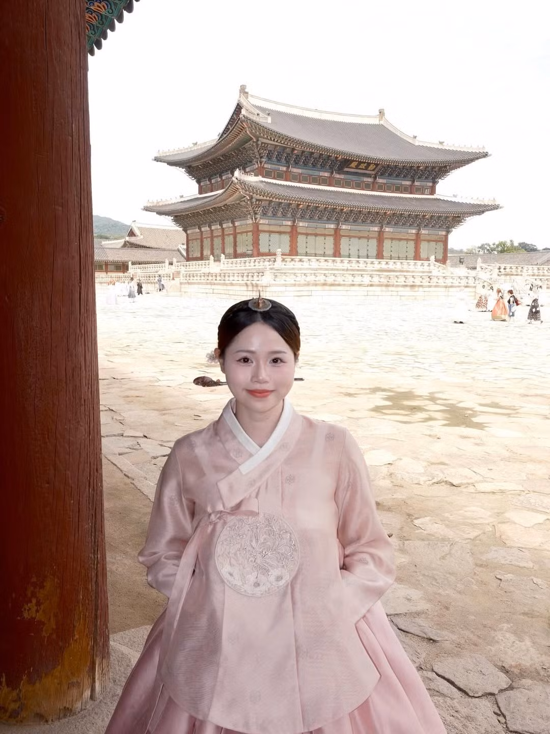 Nhiều người nhận xét rằng, nhan sắc của Huỳnh Anh rất phù hợp với phong cách trang điểm và trang phục truyền thống của Hàn Quốc.