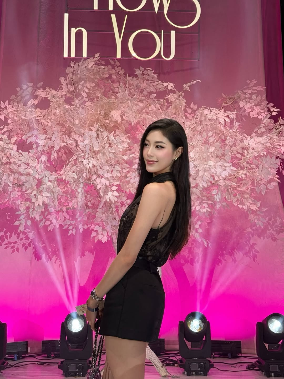 Về nhan sắc, Đặng Thu Huyền gây ấn tượng với gương mặt thanh tú, làn da mịn màng và nụ cười rạng rỡ.