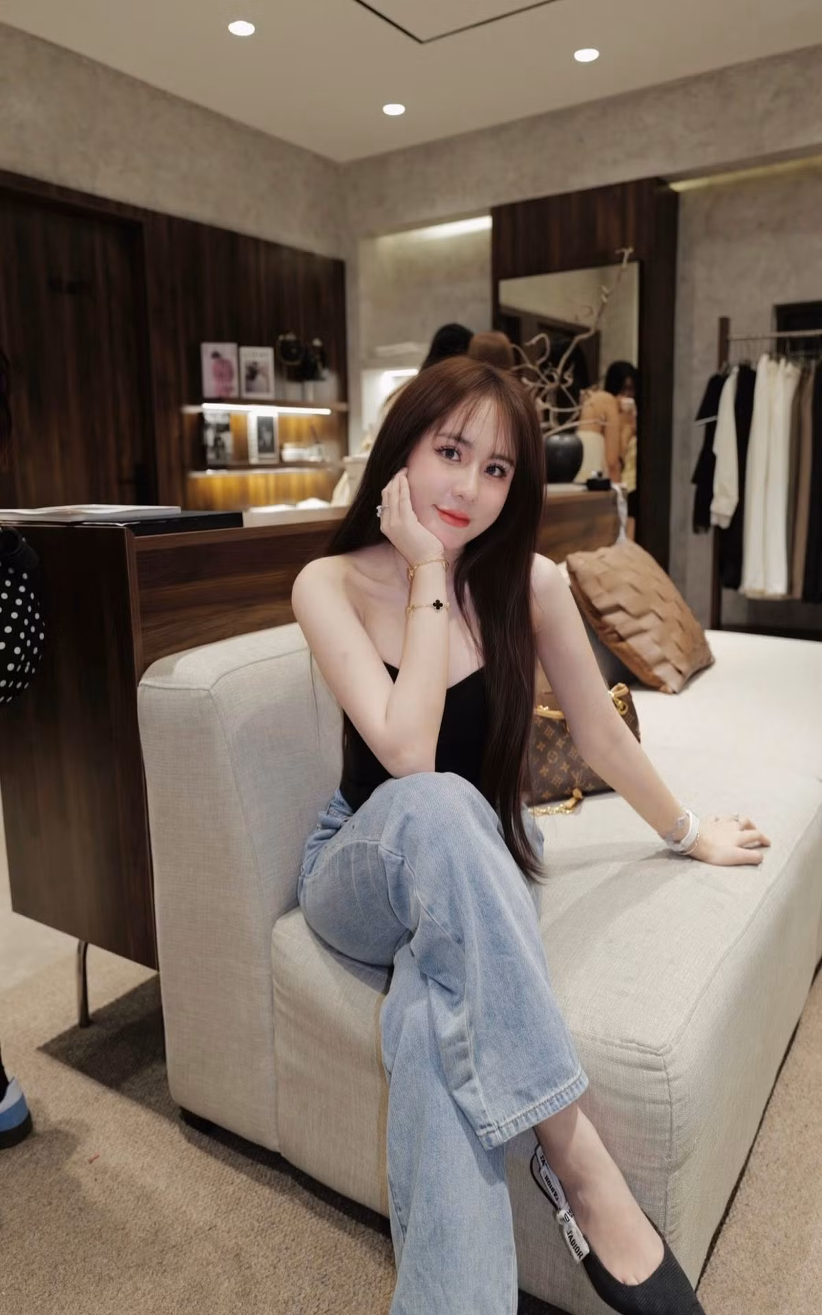 Lê Tuyết Anh từng bước chứng minh mình không chỉ là một "thánh nữ bida" mà là biểu tượng của cô gái trẻ năng động, vừa quản lý hình ảnh, xây dựng thương hiệu cá nhân lẫn trau dồi tài năng chuyên môn.