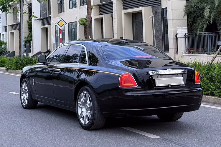 Ngoại thất chiếc xe siêu sang Rolls-Royce Ghost này có màu đen, bộ mâm màu sáng và có đường coachline ở bên sườn, chạy từ bên hông đầu xe ra đuôi xe. Nội thất có màu hồng đậm, khiến không ít người cho rằng từng của "nữ hoàng nội y" Ngọc Trinh nhưng không phải.
