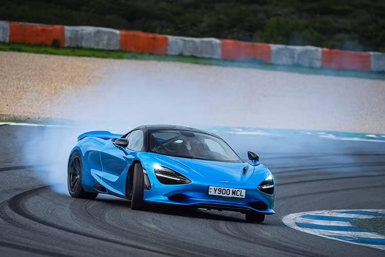 Sở hữu nhiều đổi mới về thiết kế nhưng hiệu suất của phiên bản 750S Le Mans không bị đánh đổi – động cơ V8 M840T 4.0 lít tăng áp kép, đặt giữa, sản sinh công suất 750 mã lực – tương tự phiên bản 750S tiêu chuẩn từng giành nhiều giải thưởng trong năm 2024.