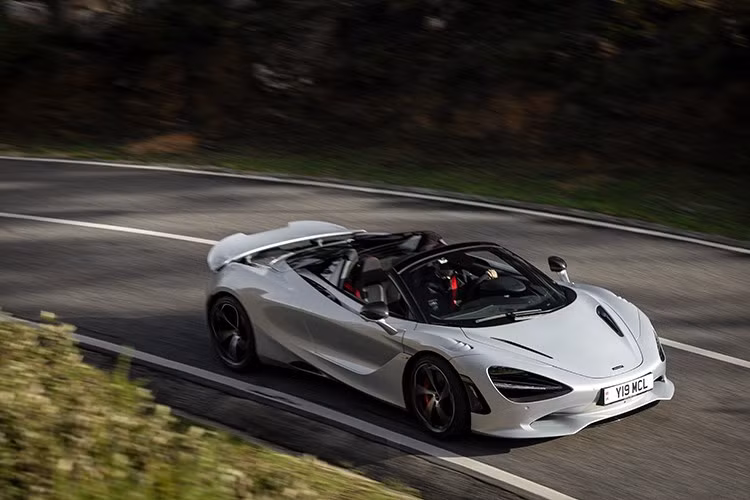 Vào ngày 18/6/1995, chiếc McLaren F1 GTR số 59 do ba tay đua JJ Lehto, Yannick Dalmas và Masanori Sekiya cầm lái, đã xuất sắc giành chiến thắng trong cuộc đua kéo dài 24 giờ đầy khắc nghiệt. Để đánh dấu cột mốc đầy kỷ niệm này, McLaren giới thiệu phiên bản xe 750S đặc biệt mang tên 750s Le Mans với gói MSO giúp tăng lực ép khí động học cho chiếc xe.