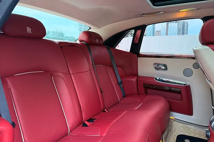 Sức mạnh trên kết hợp với hộp số tự động 8 cấp giúp xe tăng tốc từ 0-100 km/h chỉ mất 4,8 giây trước khi đạt tới vận tốc tối đa 249km/h. Những thông số này trên một chiếc Mercedes-Maybach S 650 lần lượt là 4,7 giây và 250km/h.