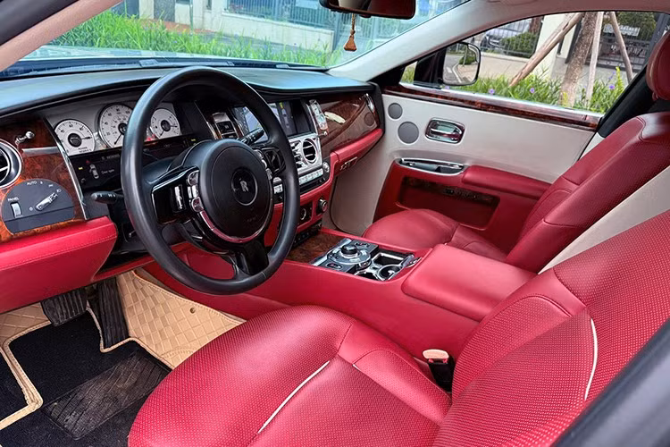 Bên trong, khoang nội thất của chiếc Rolls-Royce Ghost đời 2011 đã được chủ nhân làm mới với màu đỏ pha kem với chất lượng khá tốt. Những chi tiết bọc da, ốp gỗ được làm thủ công trên xe vẫn toát lên vẻ sang trọng cần có.