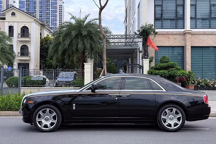 Theo thông tin người rao bán, chiếc xe siêu sang Rolls-Royce Ghost này thuộc đời 2011, và được chào bán hơn 4 tỷ đồng, 1 món hời sở hữu xe quý tộc nhưng 1 ngày nào đó xe bị hư hỏng gì thì người mua cũng sẽ tốn 1 khoản tiền lớn để sửa chữa, vì thế nếu muốn mua các xe Rolls-Royce Ghost cũ cần tìm các garage chuyên về dòng xe siêu sang để kiểm tra tổng thể.