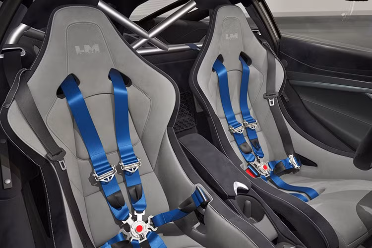 Một tùy chọn đặc biệt khác là bảng thành tích của McLaren trong lĩnh vực đua xe, liệt kê chiến thắng Le Mans năm 1995 cùng với chiến thắng Triple Crown (24 Hours of Le Mans, Grand Prix Monaco, Indianapolis 500) và nhiều chiến thắng khác. Tấm bảng này được gắn trong khoang hành lý phia trước và có thể được yêu cầu bởi tất cả các khách hàng mua xe McLaren 750S mới.